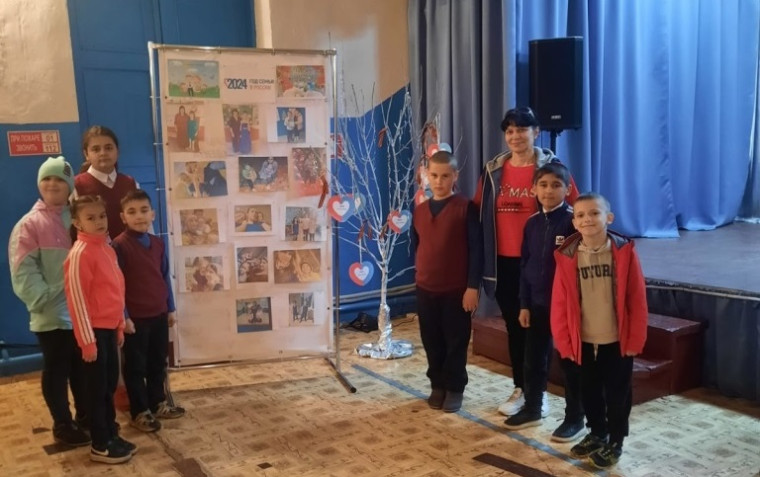 «Семья – это основа основ. Именно дома в семейной обстановке во многом формируется личность и мировоззрение человека, его духовно-нравственные политические идеалы и ценности», – сказал Владимир Путин.. «Семья – это основа основ. Именно дома в семейной обстановке во многом формируется личность и мировоззрение человека, его духовно-нравственные политические идеалы и ценности», – сказал Владимир Путин..
