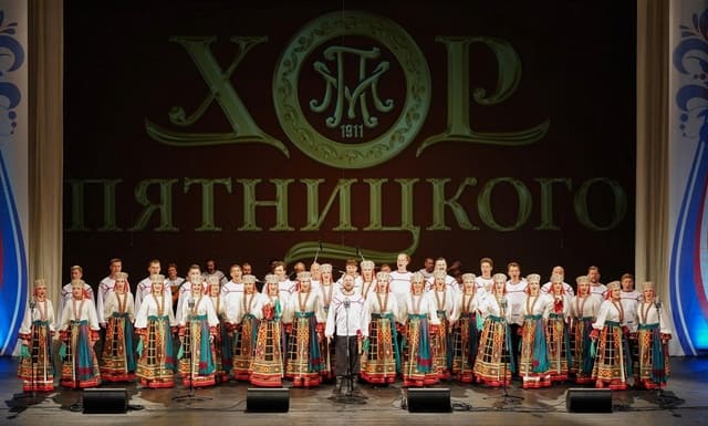 «Народная песня, — говорил М. Е. Пятницкий, — эта художественная летопись народной жизни, к глубокому сожалению вымирает с каждым днем… Деревня начинает забывать свои прекрасные песни… Народная песня исчезает и ее надо спасать».. «Народная песня, — говорил М. Е. Пятницкий, — эта художественная летопись народной жизни, к глубокому сожалению вымирает с каждым днем… Деревня начинает забывать свои прекрасные песни… Народная песня исчезает и ее надо спасать»..